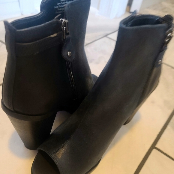 Dark navy blue/ black booties. - Picture 1 of 3